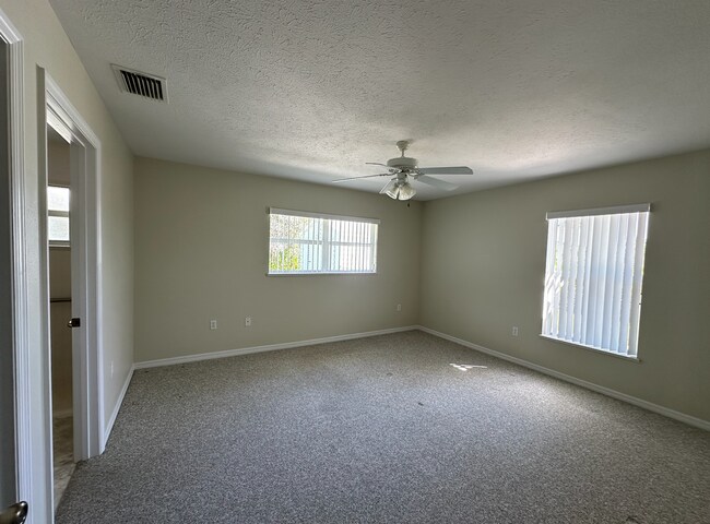 Building Photo - Furnished Master Bedroom