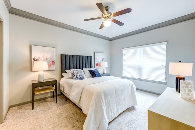 Amplia habitación principal - Avenues at Craig Ranch Apartments