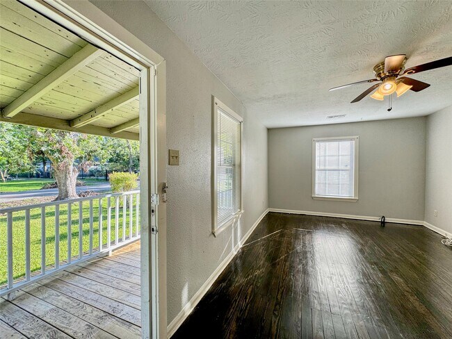 Foto del edificio - 6714 Dillon St