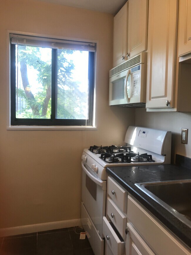 Foto del edificio - 7611 Maple Ave