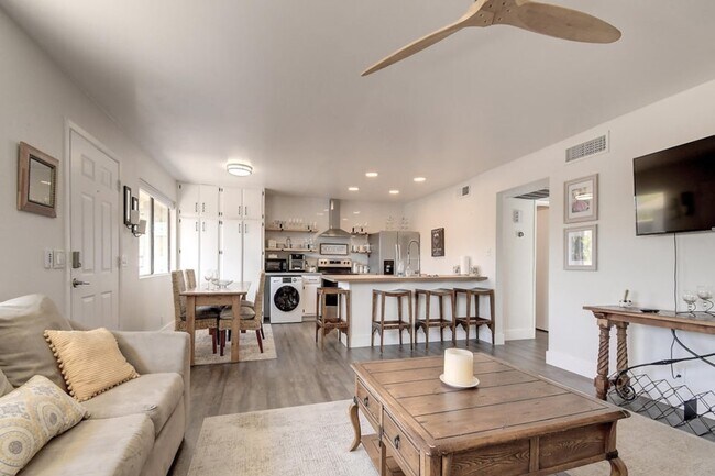 Foto del edificio - 1241 N 84th Pl
