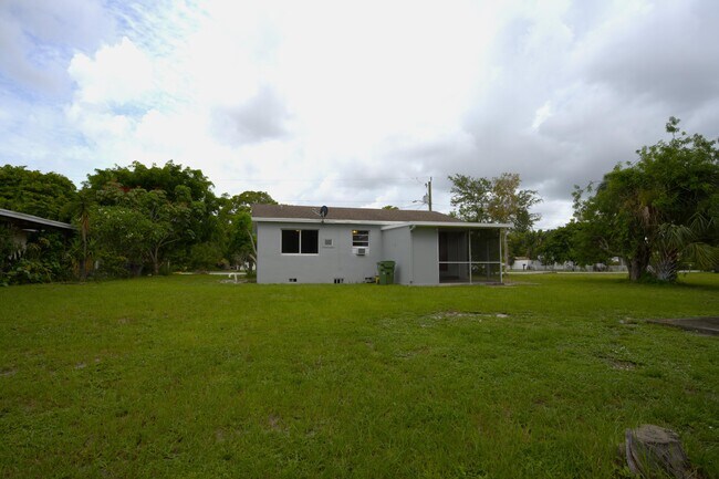 Foto del edificio - 3358 Rostan Ln
