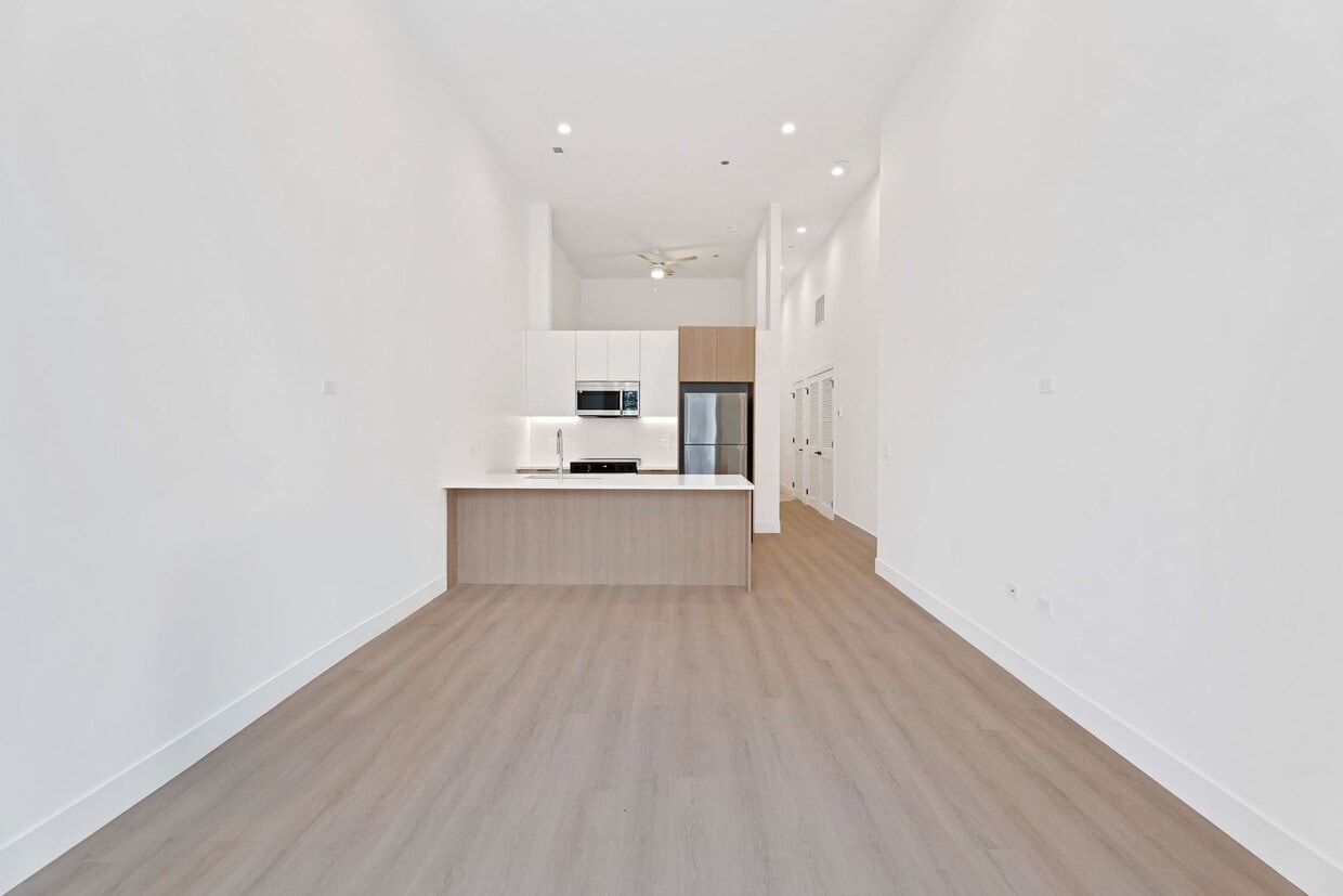 Primary Photo - East Lakeview / Wrigleyville - Brand New C...