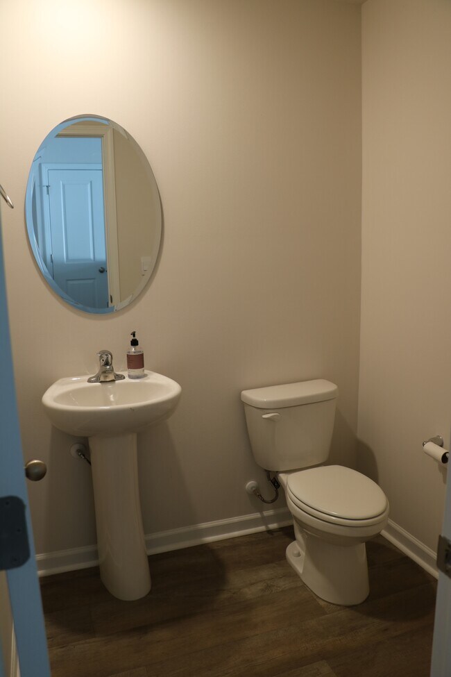 Foto del edificio - 901 Riverstone Dr