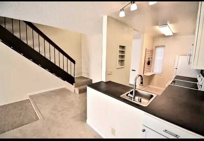 Building Photo - 3029 Kaiser Dr