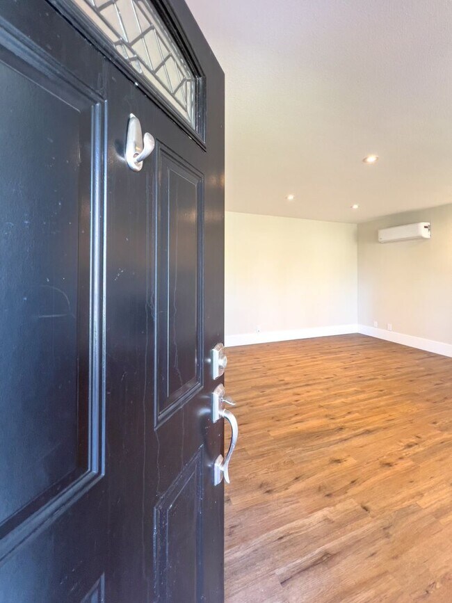 Foto del edificio - Beautiful Three Bedroom Bungalow in Pueblo...