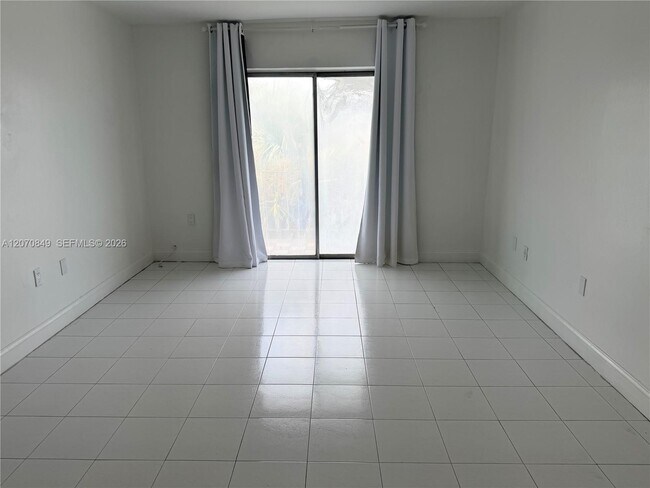 Foto del edificio - 4301 NW S Tamiami Canal Dr