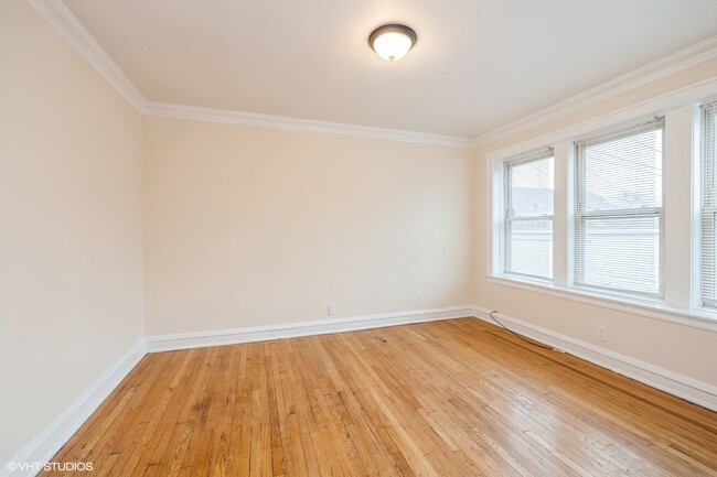 Building Photo - Remodeled 2 Bed in Beverly - Heat & Gas In...