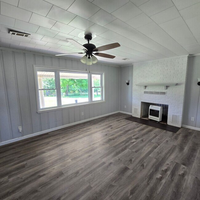 Foto del edificio - 3 Bed • 1 Bath • Stonework Home in Newark ...