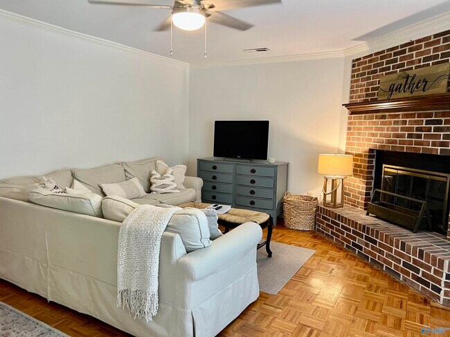 Building Photo - 327 Chateau Dr SW