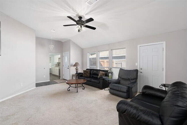 Building Photo - 724 Pace Dr