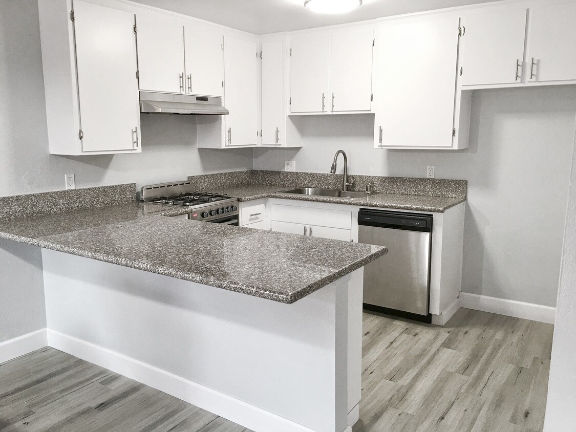 Kitchen - 2667 Andover Ave