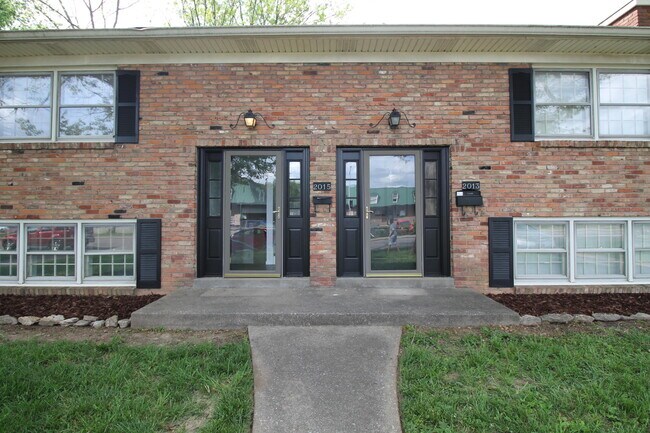 Foto del edificio - 2015 Garden Springs Dr