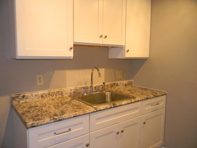 Building Photo - One Bedroom Apartment Available