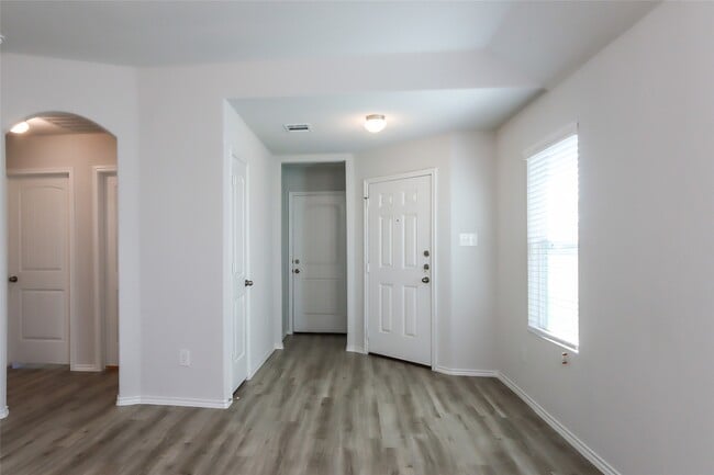 Building Photo - 17414 Linthorne St
