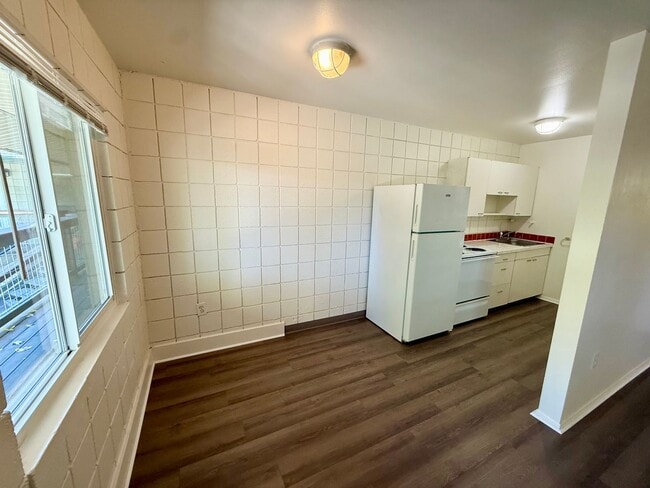 Building Photo - 509 S Bryan Ave