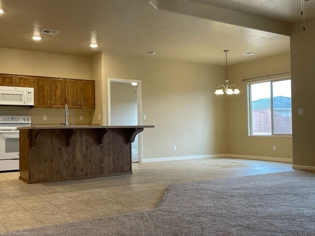 Foto del edificio - ENCE Home.  6 Month Lease only!