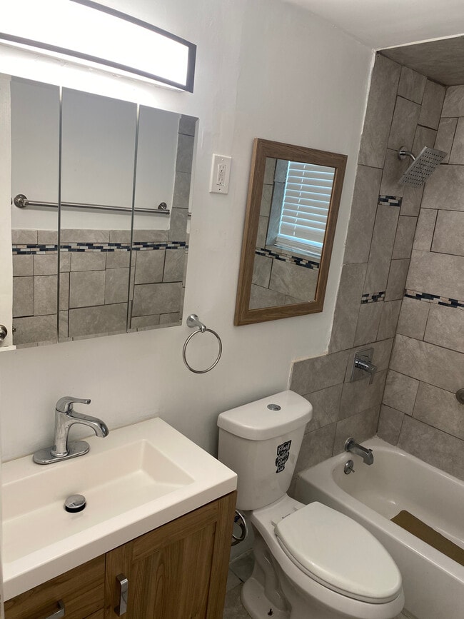 Modern bedroom - 217 19th Ave