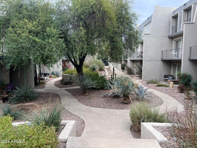 Building Photo - 1010 E Osborn Rd