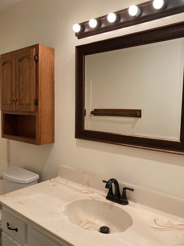 Full Bathroom - 248 Oakwood St