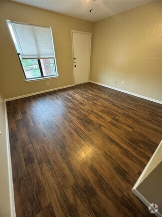 Building Photo - 139 Elm St