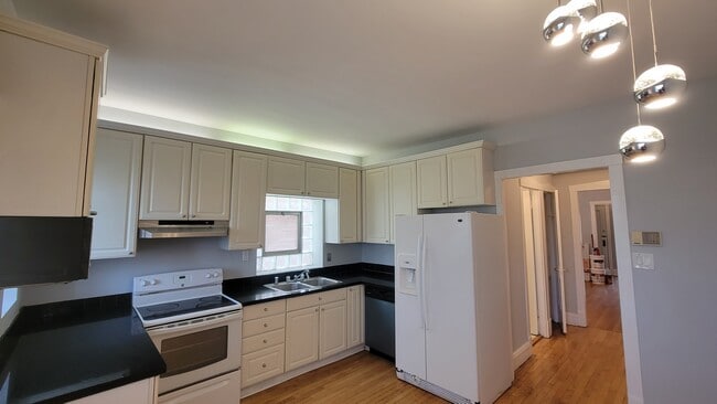 Building Photo - 5807 N Artesian Ave