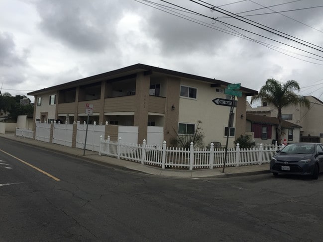Building Photo - 2422 Huntington Ln