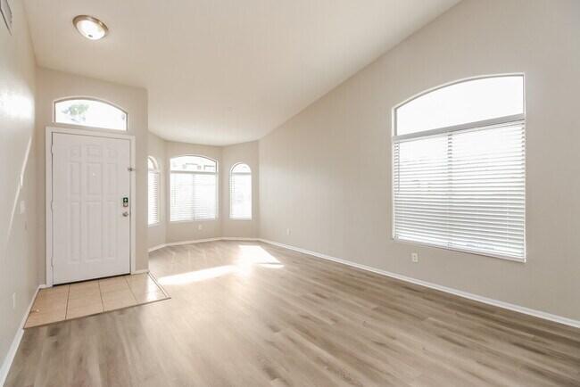 Building Photo - 9216 W Globe Ave