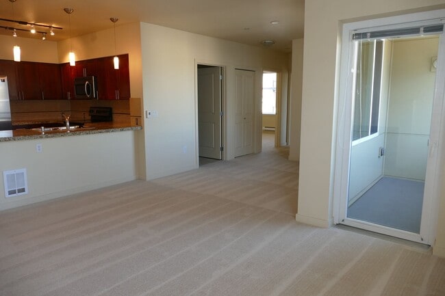 Building Photo - Top Floor 2 Bedroom, 2 Bathroom Condo in t...