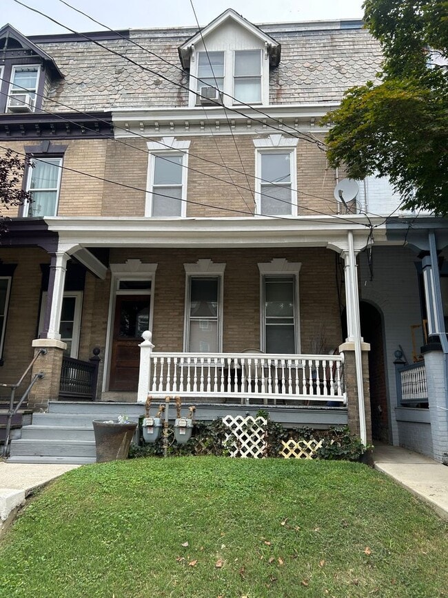Building Photo - 833 Columbia Ave