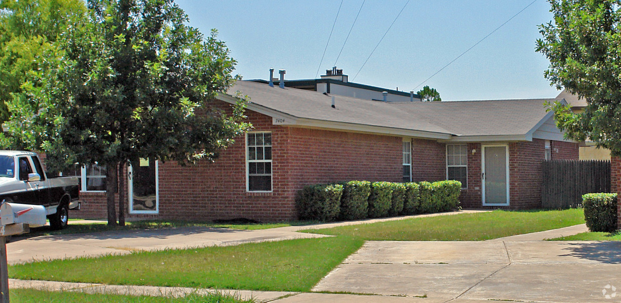 Foto del edificio - 7404 Waco Ave