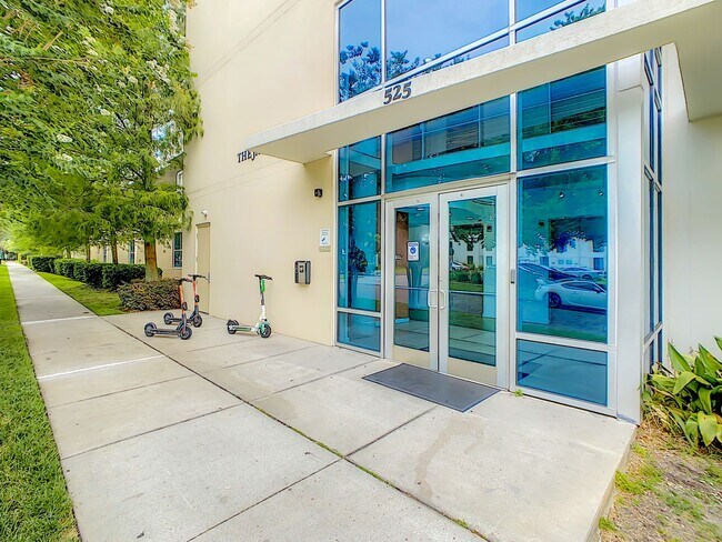 Foto del edificio - Fully Furnished 2bed/2bath/2parking Executive Accommodations. Housekeeping and Utilities Included.