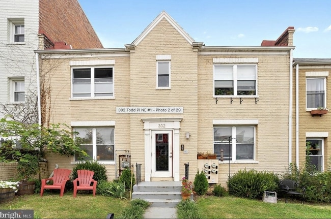 Building Photo - 302 Todd Pl NE