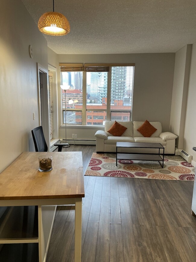 Photo du bâtiment - Upscale 1 Bedroom Apt, Furnished with Utilities Included