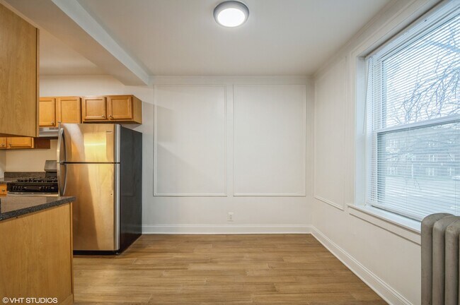 Foto del edificio - 3806 W Irving Park Rd