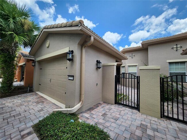 Building Photo - 2370 Palm Tree Dr