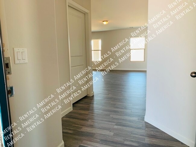 Building Photo - Newer Home  3 bed 2 Bath