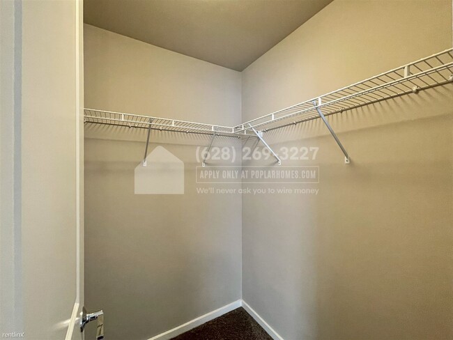 Building Photo - 4 br, 3.5 bath House - 3702 NE 24th St -
