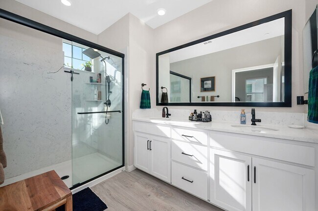 Foto del edificio - Beautiful 3 Bedroom Home with Updated Finishes & 2-Car Garage!