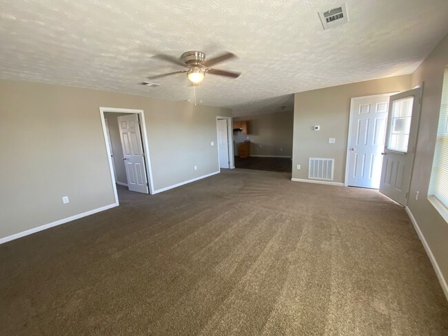 Building Photo - Spacious home in White Pine