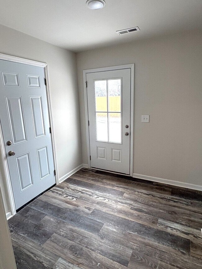 Foto del edificio - Brand New End-Unit Townhome | 3 BR/2.5BA | 1-Car Garage | Near Downtown Mooresville
