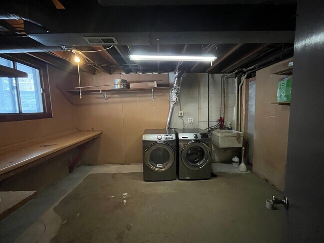 Building Photo - 2175 Cedar Ln