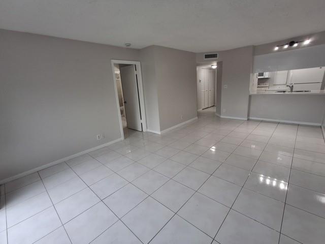 Building Photo - 9917 Twin Lakes Dr
