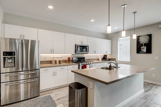 Foto del edificio - Resort-style living in a fully furnished, sleek & modern 2-bdrm unit in Summerlin.
