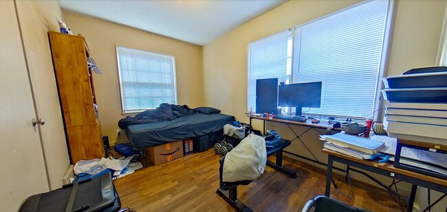 Building Photo - Fenced-in Yard + Off-Street Parking + Wash...