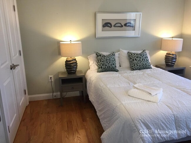 Building Photo - Completely Renovated. Central AC, In-Unit ...