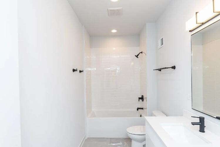 Foto principal - 213 N Racine Ave