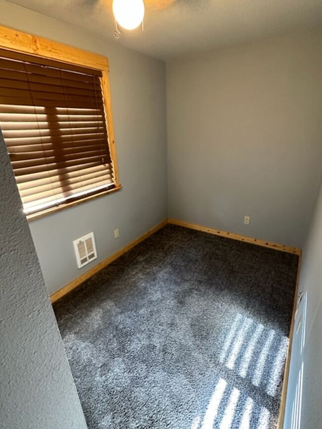 Building Photo - Lovely 3Bd Cabin style home in a quiet nei...