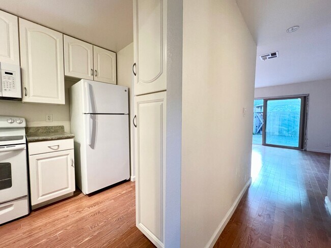 Building Photo - Newly Renovated 2 Bed/1.5 Bath Townhouse i...