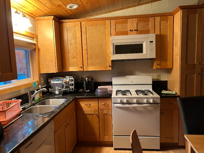 Building Photo - 715 Chipmunk Ln